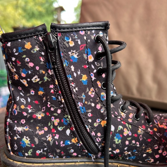 Children's size 3 Doc Marten floral zip boots - Picture 4 of 7